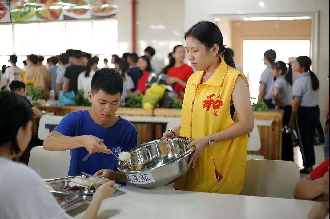 说出来你可能不信，当众吃剩饭，还赢得6000多人的尊重(图61)