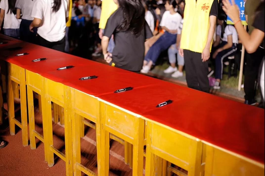 说出来你可能不信，当众吃剩饭，还赢得6000多人的尊重(图10)