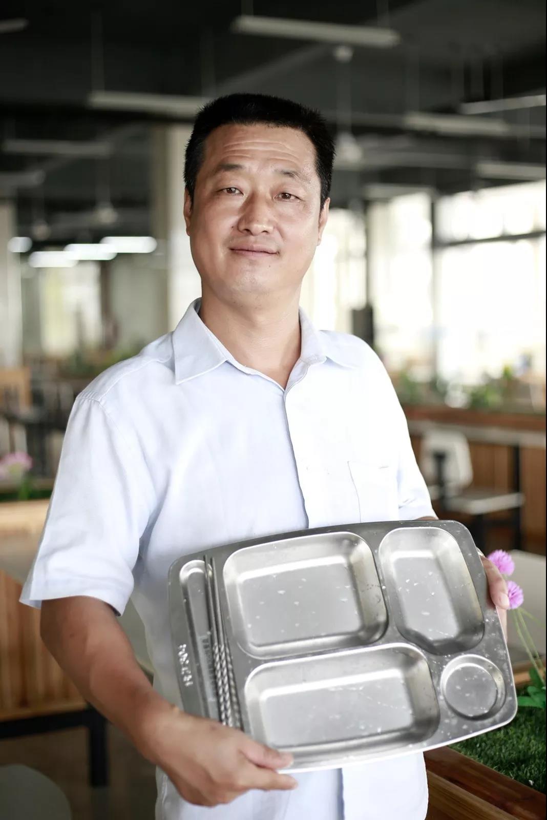 说出来你可能不信，当众吃剩饭，还赢得6000多人的尊重(图33)
