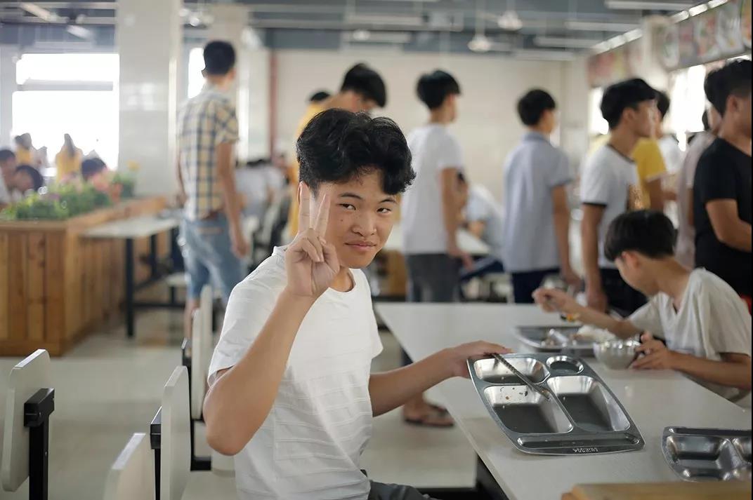 说出来你可能不信，当众吃剩饭，还赢得6000多人的尊重(图44)
