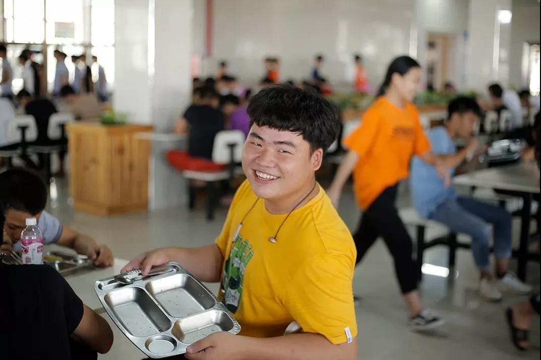说出来你可能不信，当众吃剩饭，还赢得6000多人的尊重(图46)