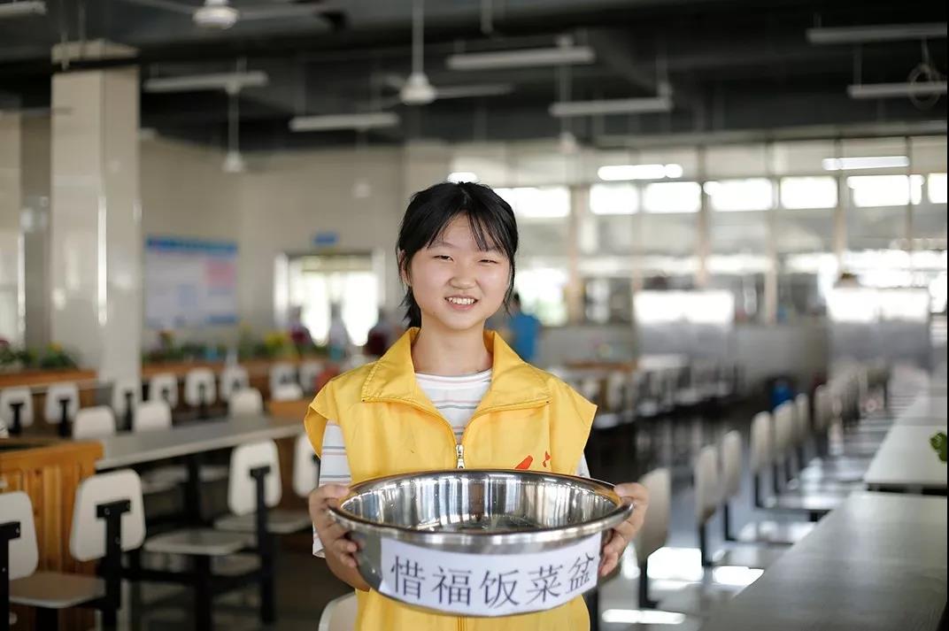 说出来你可能不信，当众吃剩饭，还赢得6000多人的尊重(图58)