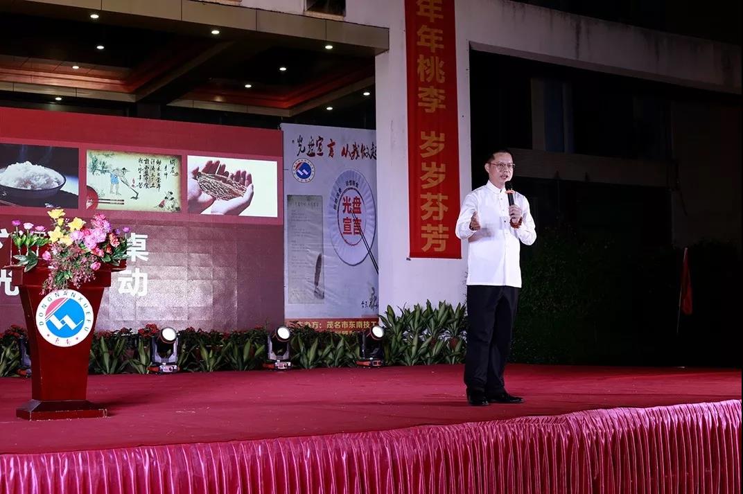 说出来你可能不信，当众吃剩饭，还赢得6000多人的尊重(图3)