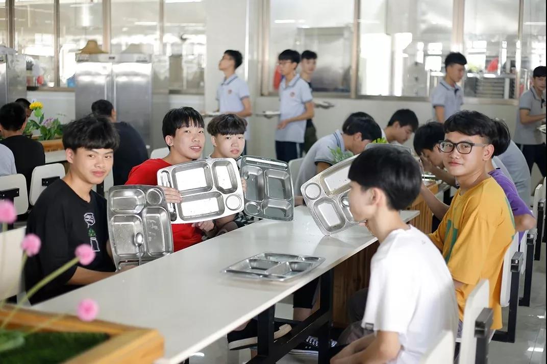 说出来你可能不信，当众吃剩饭，还赢得6000多人的尊重(图49)