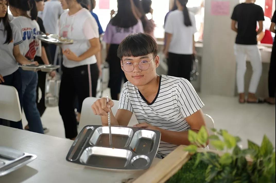 说出来你可能不信，当众吃剩饭，还赢得6000多人的尊重(图43)