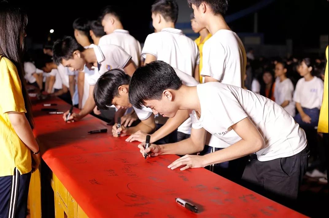 说出来你可能不信，当众吃剩饭，还赢得6000多人的尊重(图8)