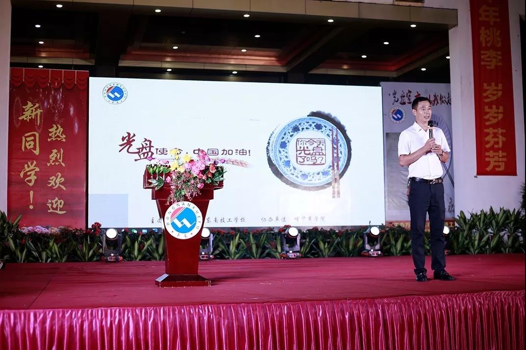 说出来你可能不信，当众吃剩饭，还赢得6000多人的尊重(图2)