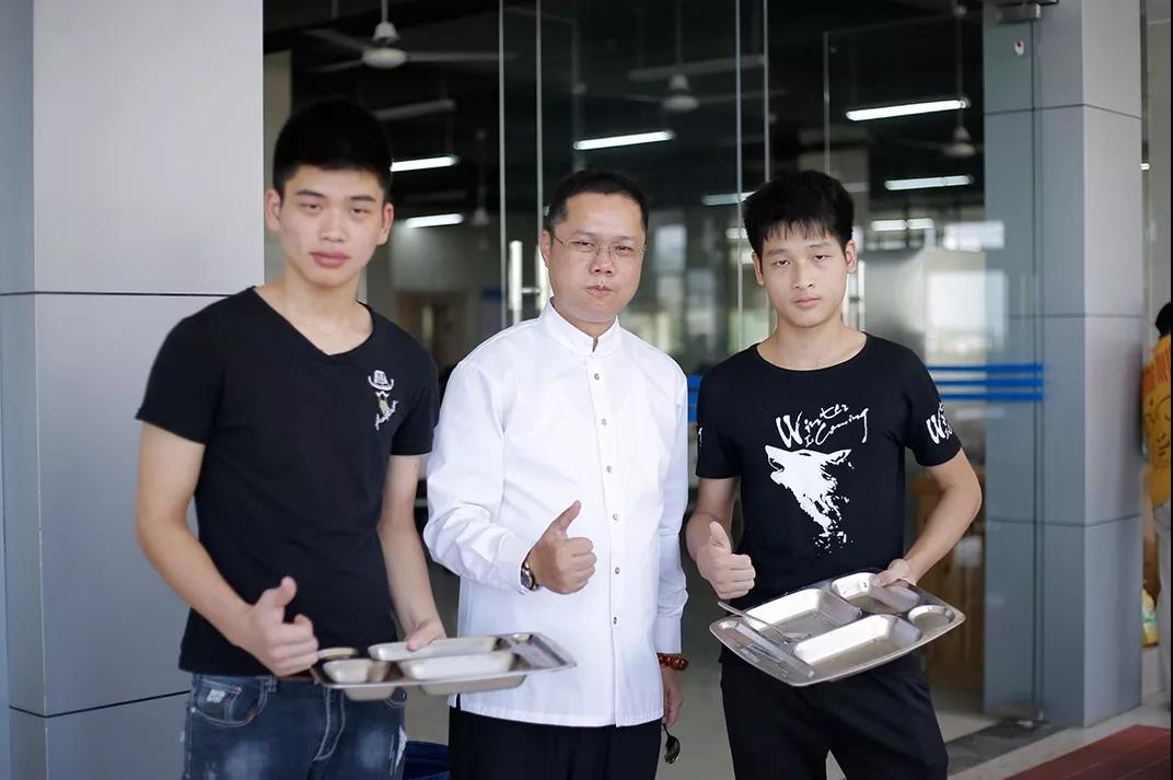 说出来你可能不信，当众吃剩饭，还赢得6000多人的尊重(图51)