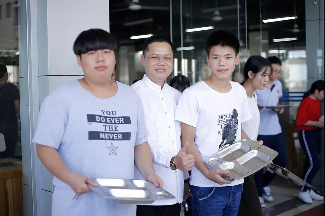 说出来你可能不信，当众吃剩饭，还赢得6000多人的尊重(图50)