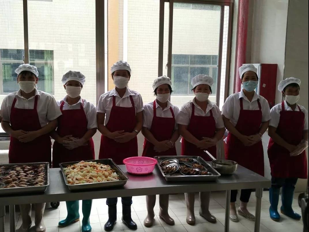 说出来你可能不信，当众吃剩饭，还赢得6000多人的尊重(图35)