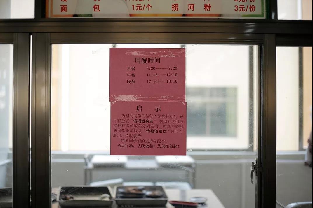 说出来你可能不信，当众吃剩饭，还赢得6000多人的尊重(图34)
