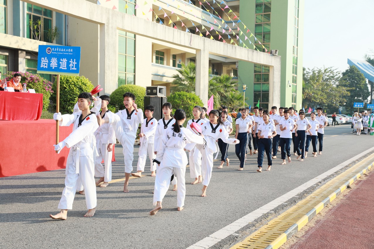 校运会回顾丨运动不止,生命不息;青春飞扬,不负韶华!(图13) 校运会回顾丨运动不止,生命不息;青春飞扬,不负韶华!(图13)